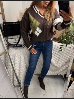Czekoladowy sweter w romby i dekoltem w serek